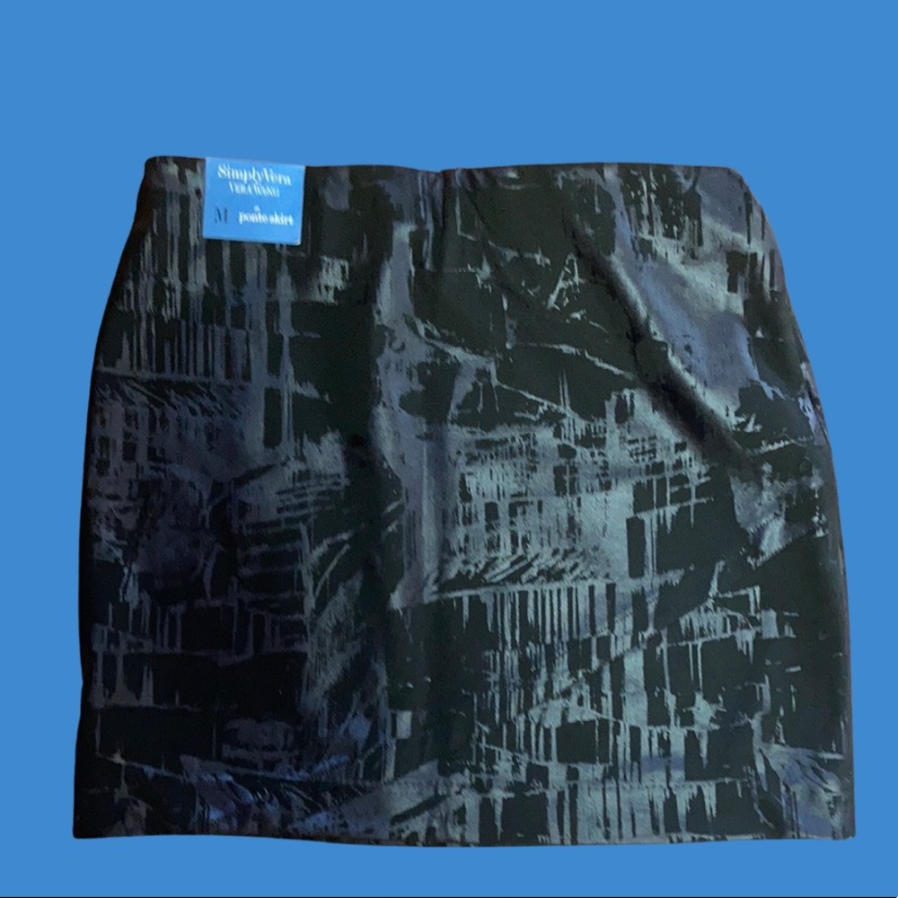 Simply Vera Ponte skirt mini stretch waist medium color is grey foil. NWT